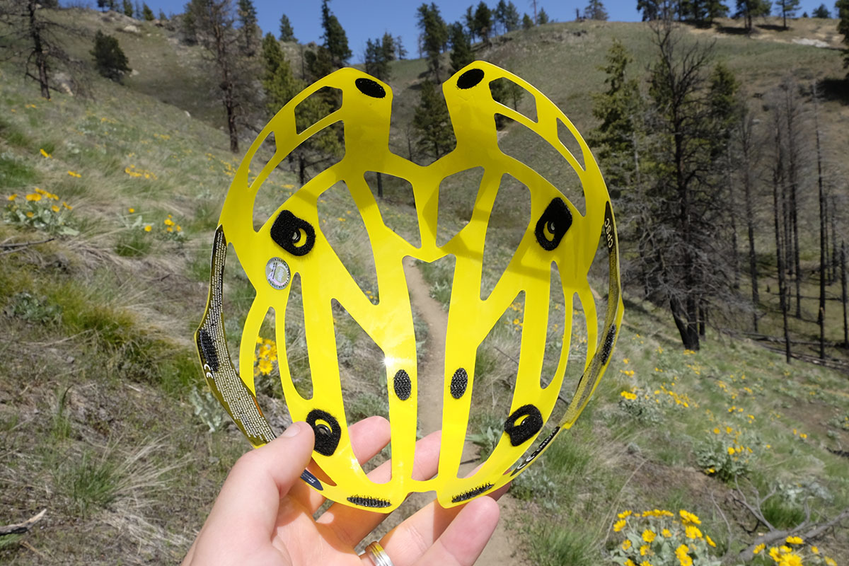 Mountain bike helmet (MIPS liner)